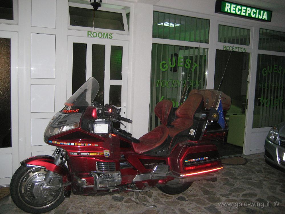 IMG_0211.JPG - La moto nel cortile dell'albergo a Sarajevo