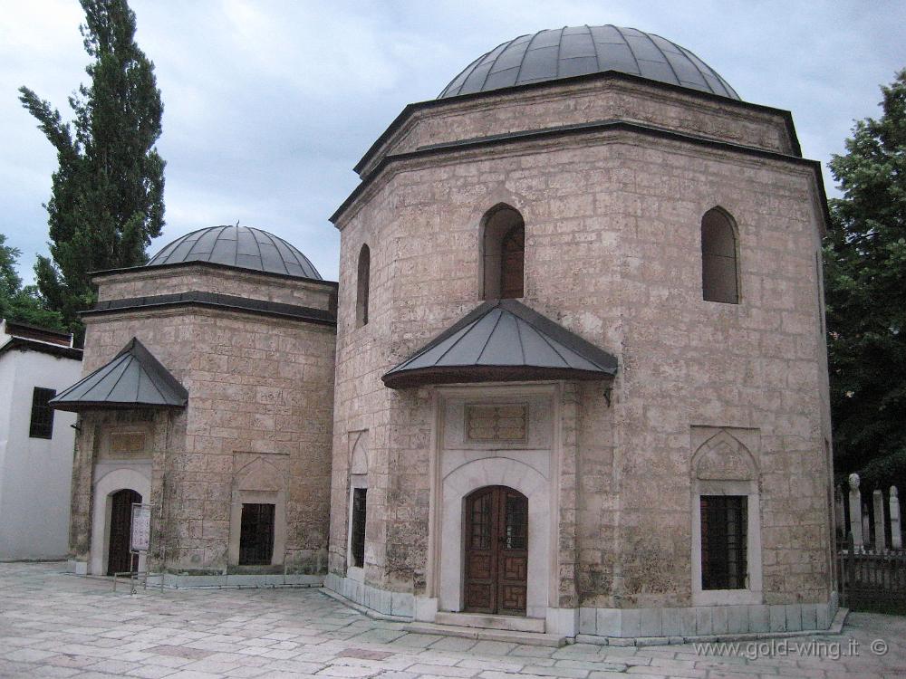 IMG_0233.JPG - Sarajevo, moschea Begova Dzamja: due "turbe" (mausolei a cupola)