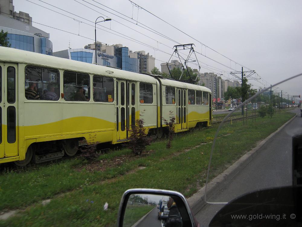 IMG_0261.JPG - Sarajevo: il tram che corre sul lungo viale di accesso alla città