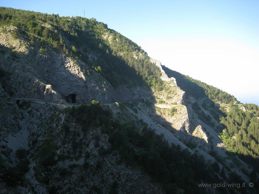 IMG_0698.JPG - La stretta e tortuosa strada per scendere alle Bocche di Cattaro