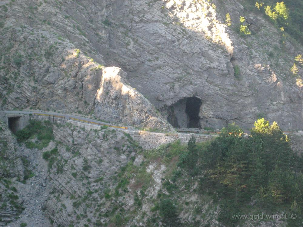 IMG_0699.JPG - La stretta e tortuosa strada per scendere alle Bocche di Cattaro