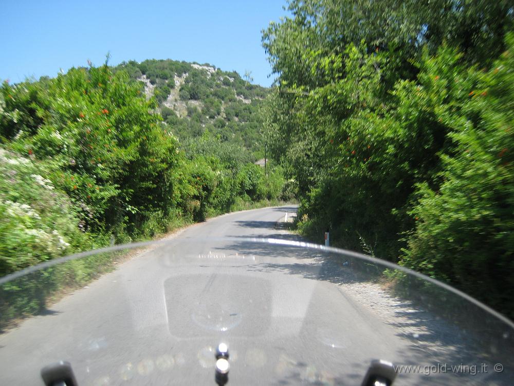 IMG_0823.JPG - La strada per l'Albania è poco più di un viottolo