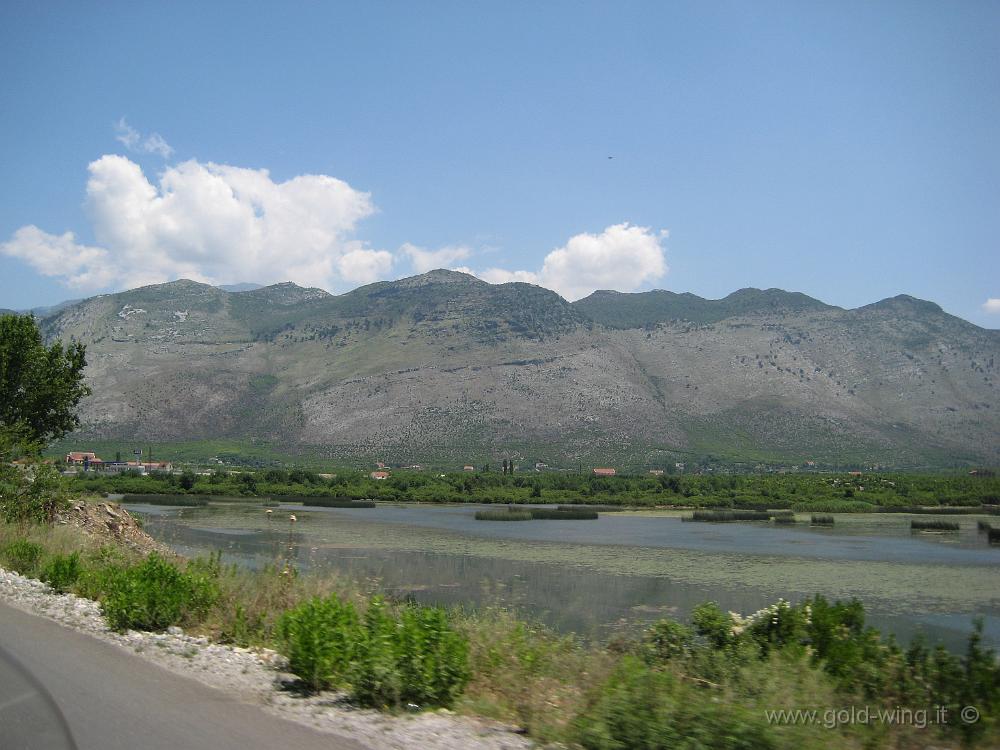 IMG_0829.JPG - Albania, appena passato il confine, lungo il lago di Scutari