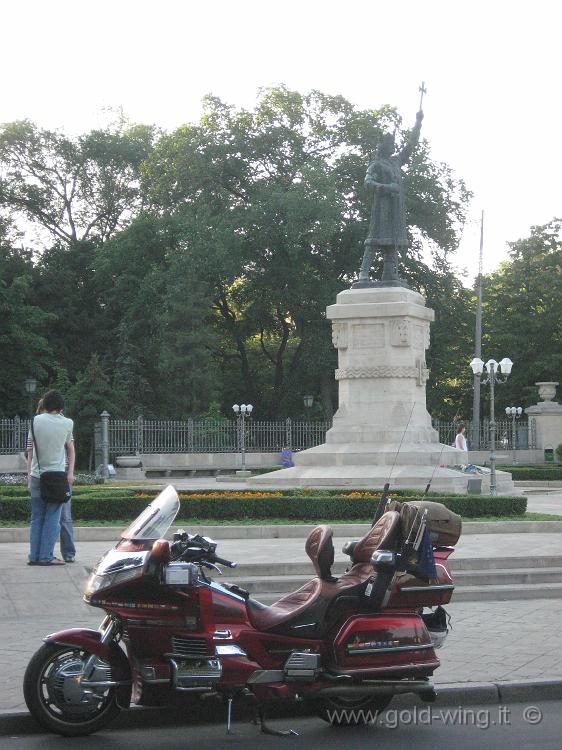 IMG_1376.JPG - Chisinau: monumento al principe guerriero moldavo Stefan cel Mare