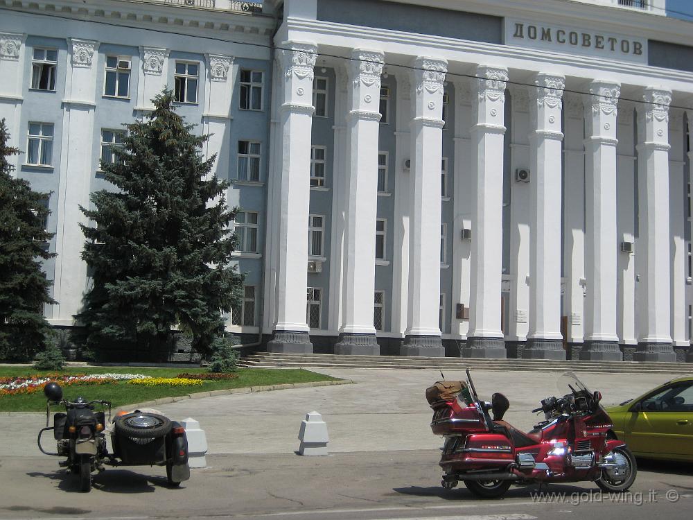 IMG_1409.JPG - Transdnistria: Tiraspol. Due moto diverse davanti al Palazzo del Soviet (Dom Sevetov)