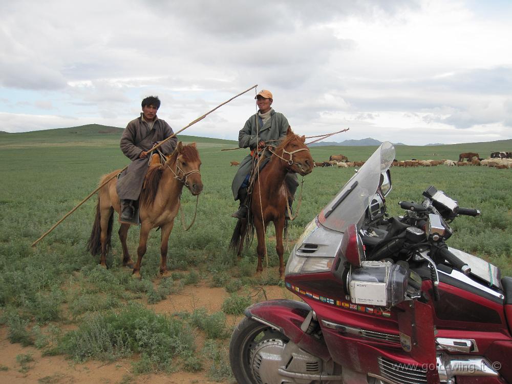 IMG_1949.JPG - A est di Lun (Mongolia), pastori a cavallo: incontro tra cavalieri