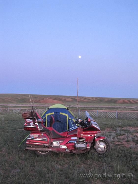 IMG_2017.JPG - Tra Lun e Kharkhorin (Mongolia): luna piena nella steppa sulla mia tenda