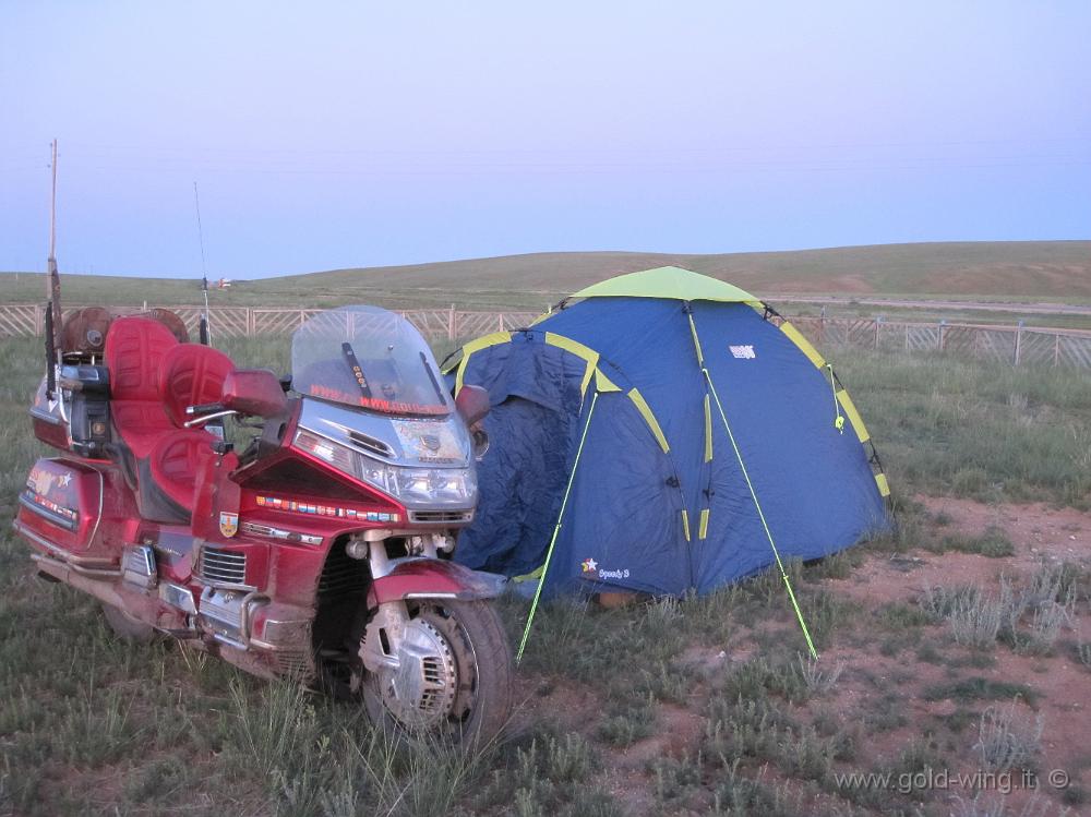 IMG_2018.JPG - Tra Lun e Kharkhorin (Mongolia): con la mia tenda nella steppa