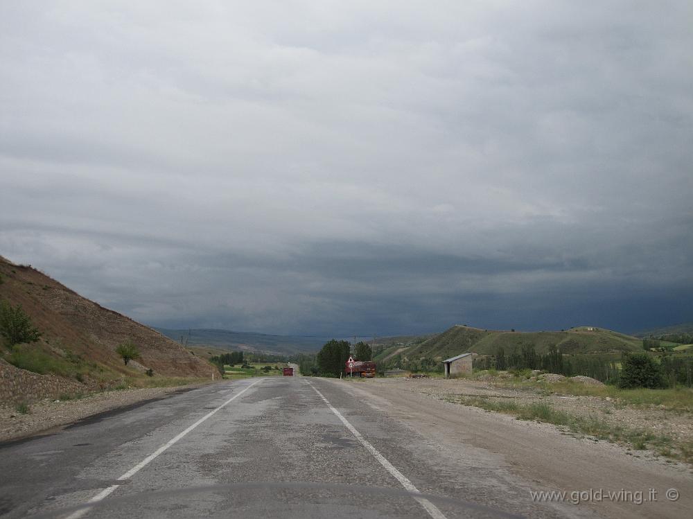 IMG_0217.JPG - Turchia: pioggia sull'altopiano dell'Anatolia, tra Susehri ed Erzincan