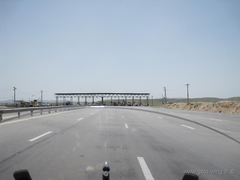 IMG_0363.JPG - Casello sull'autostrada a pagamento Tabriz-Teheran; le moto non sono ammesse, quindi ... entro senza pagare