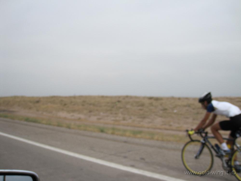 IMG_0379.JPG - Ciclista sulll'autostrada Tabriz-Teheran