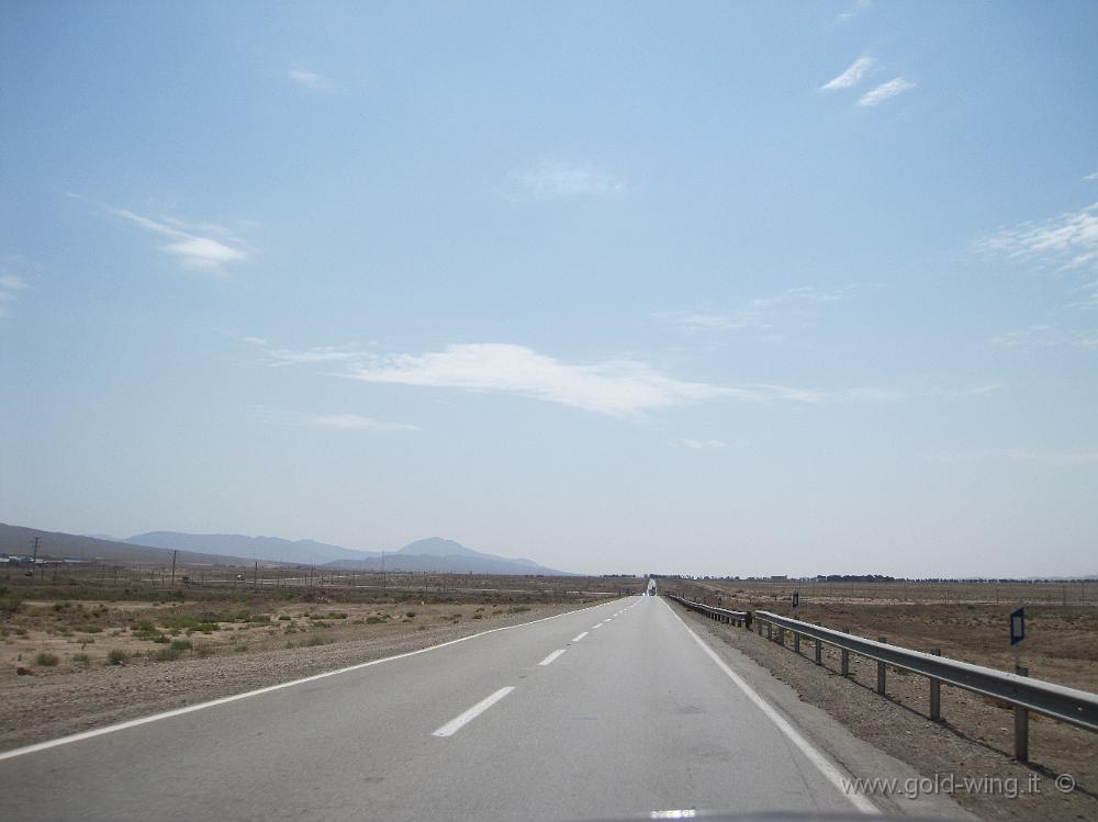 IMG_0384.JPG - Autostrada a est di Teheran, con enorme spazio tra le due carreggiate