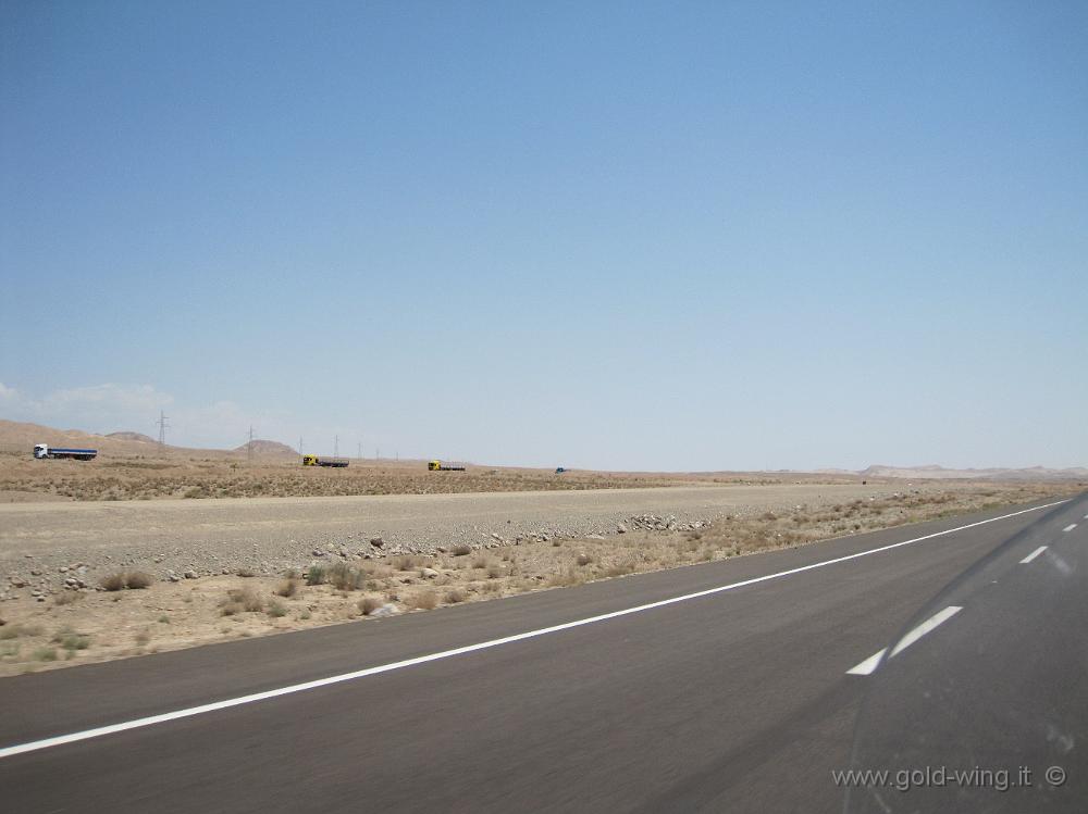 IMG_0387.JPG - Autostrada a est di Teheran, con enorme spazio tra le due carreggiate