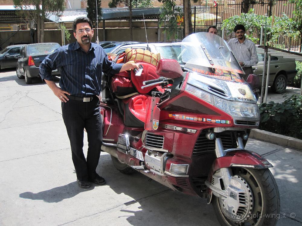 IMG_0389.JPG - Semnan (Iran): il gentilissimo direttore di banca, che ha ospitato la mia moto durante il cambio-valuta (e offerto il pranzo)