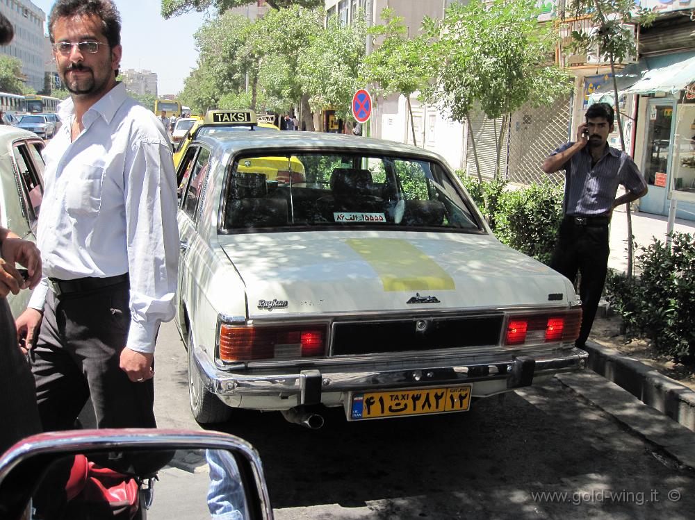 IMG_0437.JPG - Seguo un taxi per uscire da Mashad (Iran)