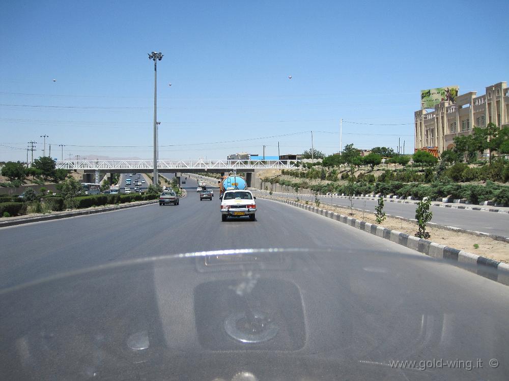 IMG_0438.JPG - Seguo un taxi per uscire da Mashad (Iran)