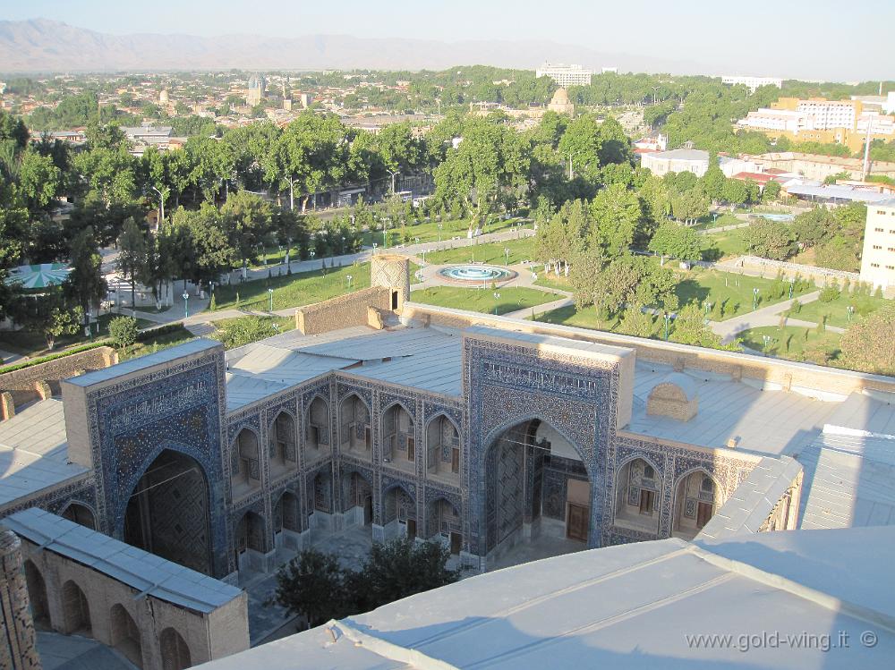 IMG_0852.JPG - Samarcanda (Uzbekistan): il Registan da un minareto della medressa di Ulugbek (1420)