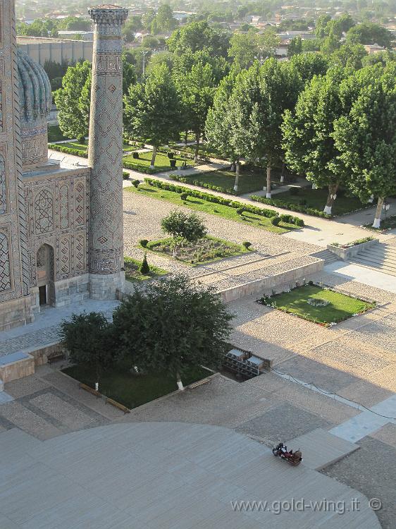 IMG_0863.JPG - Samarcanda (Uzbekistan): il Registan da un minareto della medressa di Ulugbek (1420)