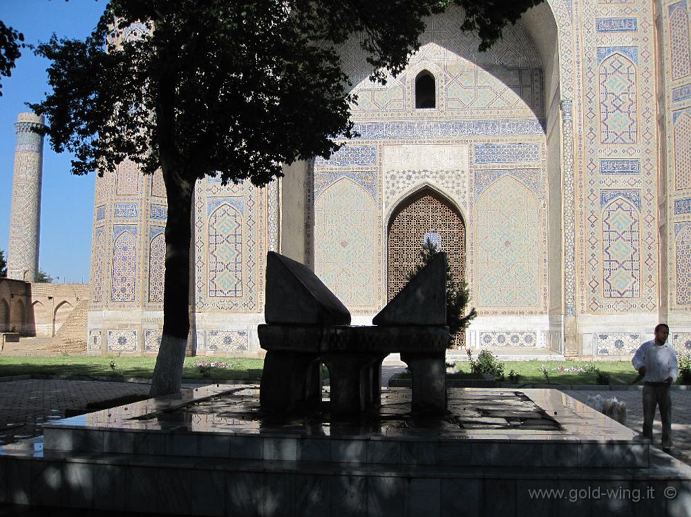 IMG_0913.JPG - Samarcanda (Uzbekistan), moschea di Bibi Khanym: leggio di marmo per il Corano