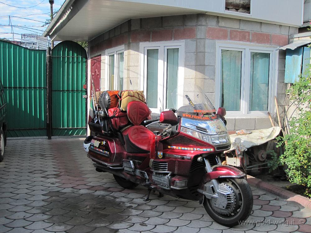 IMG_1111.JPG - La moto nel cortile dell'albergo di Biskek (Kirghizistan)