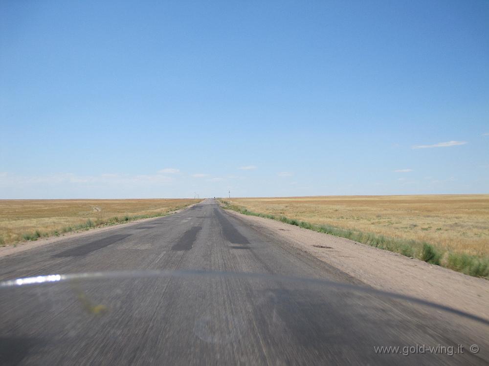 IMG_1150.JPG - Kazakistan meridionale: la strada comincia a rovinarsi