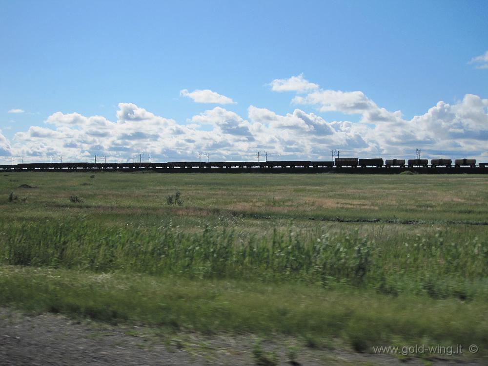 IMG_1254.JPG - A ovest di Pavlodar (Kazakistan): treno nella steppa