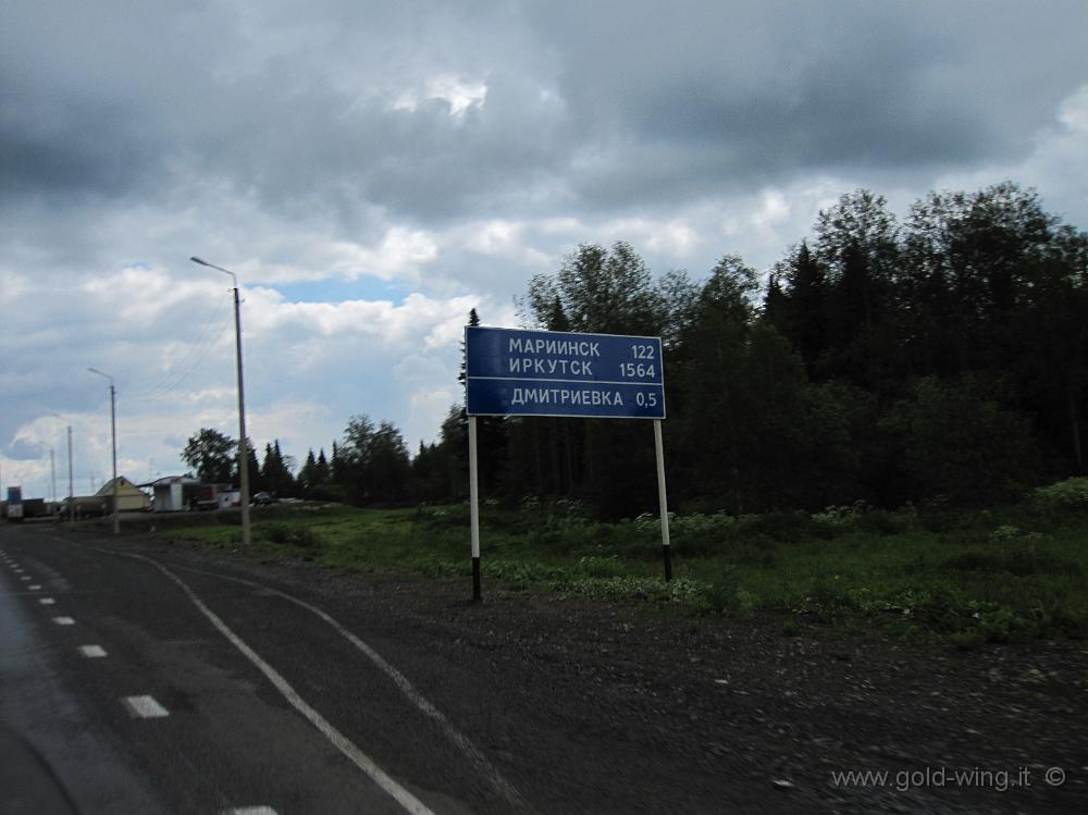 IMG_1351.JPG - A nord-est di Kemerovo (Siberia): il primo cartello per Irkutsk , km 1.564 (2 giorni di viaggio)