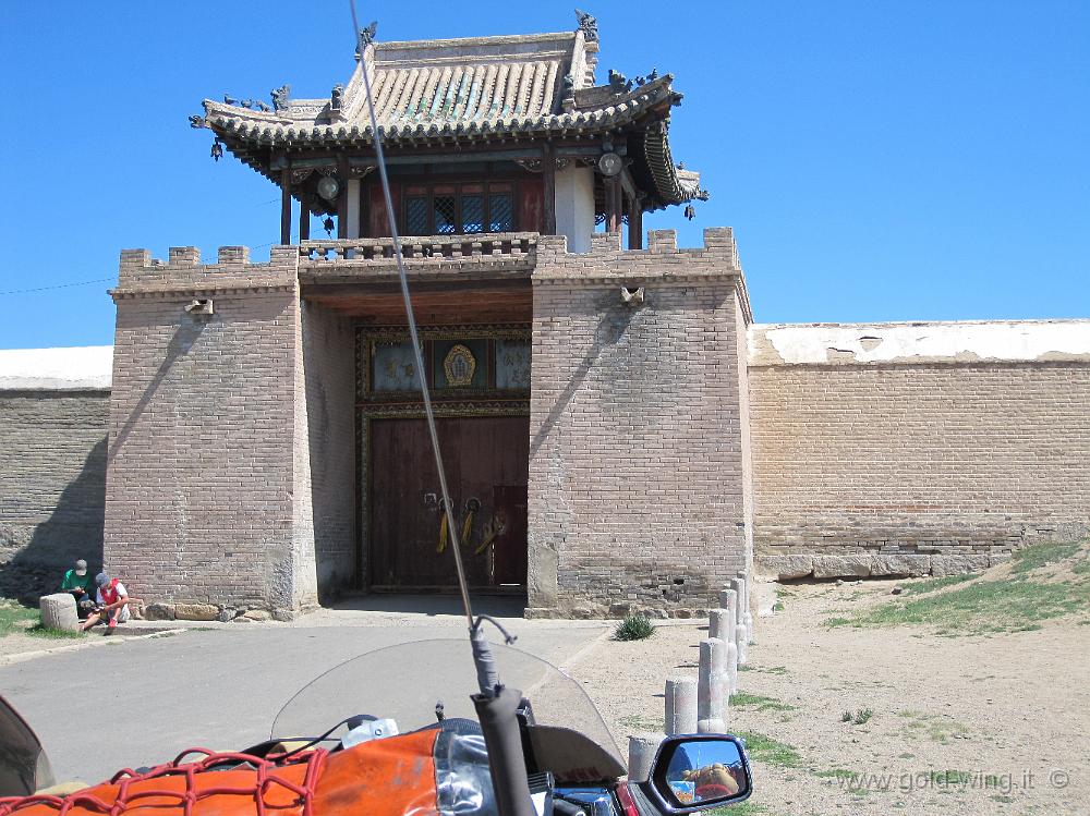 IMG_2177.JPG - Kharkhorin (Mongolia): monastero Erdene Zuud Zhiid, porta sud