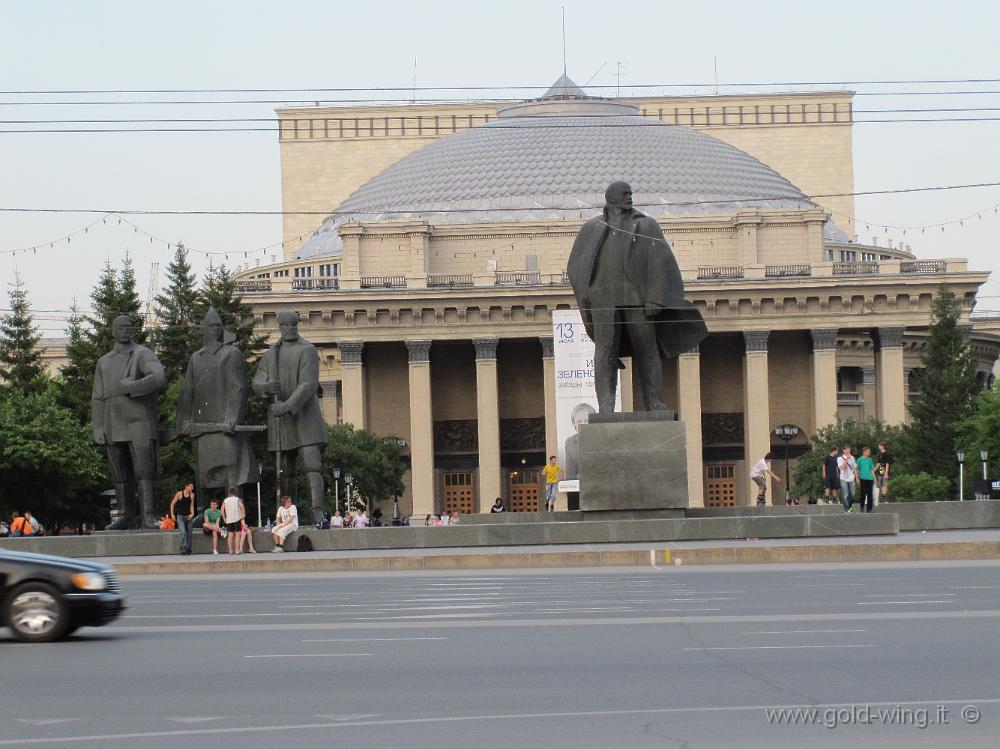 IMG_2482.JPG - Novosibirsk (Siberia): teatro e statua di Lenin nella piazza centrale