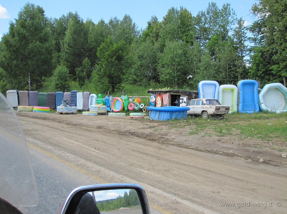 IMG_2585.JPG - Urali tra Zlatoust e Ufa (Russia): materassini e piscine gonfiabili