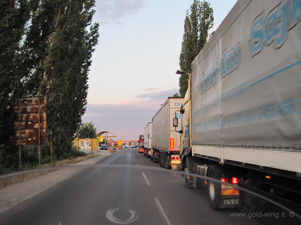 IMG_0127.JPG - Confine Bulgaria-Turchia: supero la fila di camion