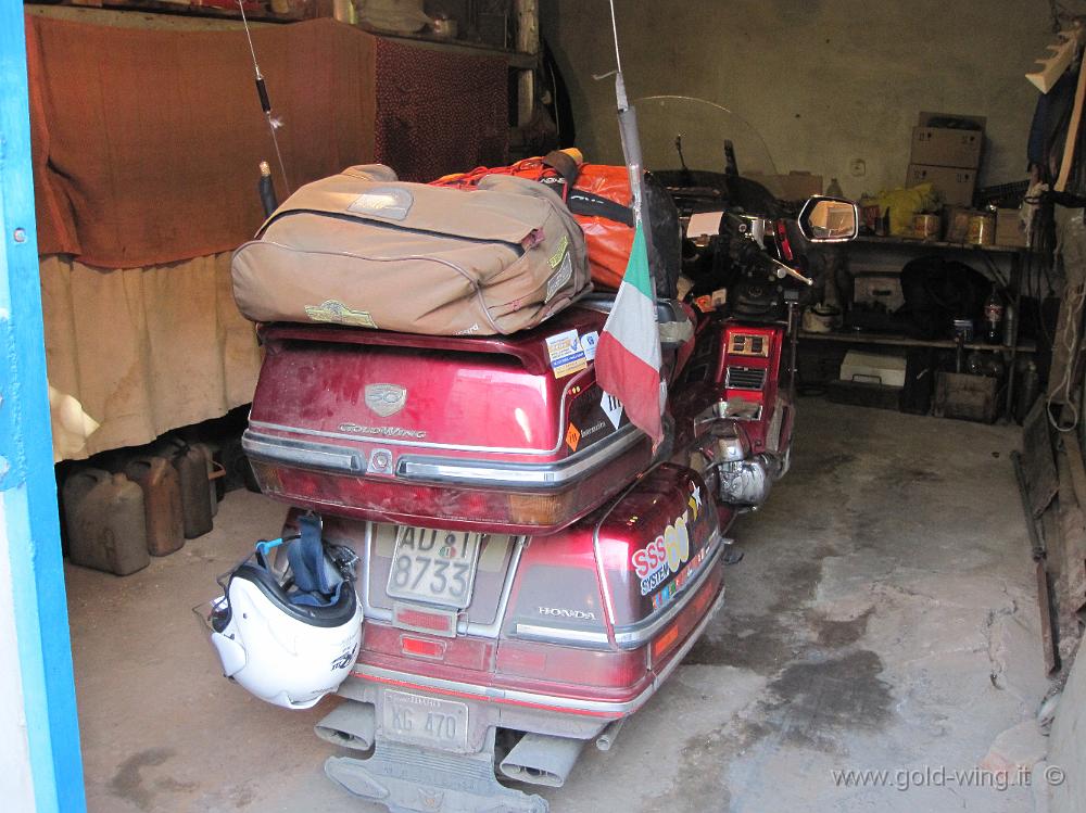 IMG_0562.JPG - Mary (Turkmenistan): il garage di Azat, che ha ospitato la mia moto per la notte