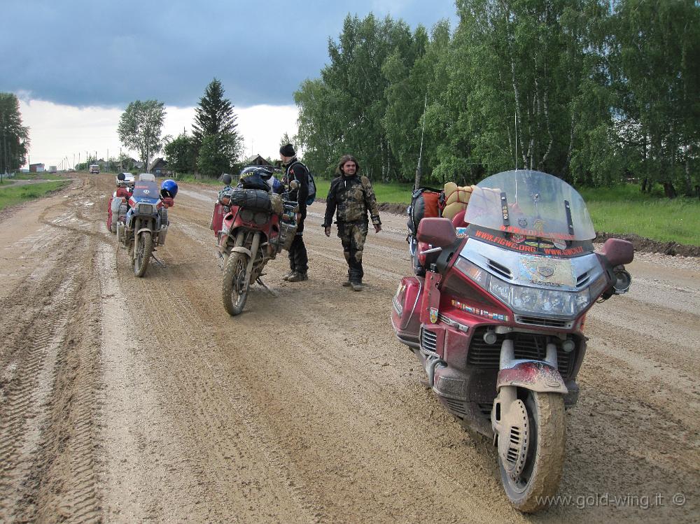 IMG_1452.JPG - Tra Kansk e Tajset (Siberia), Adriano è caduto nel fango con l'Africa Twin: indovinate su quale lato?