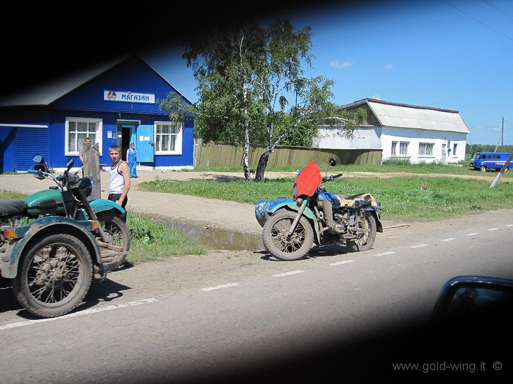 IMG_1503.JPG - A ovest di Tulun (Siberia): sidecar locali. L'ombra sopra e sotto è la fotocamera che fatica ad aprirsi per tutta la terra che ha preso