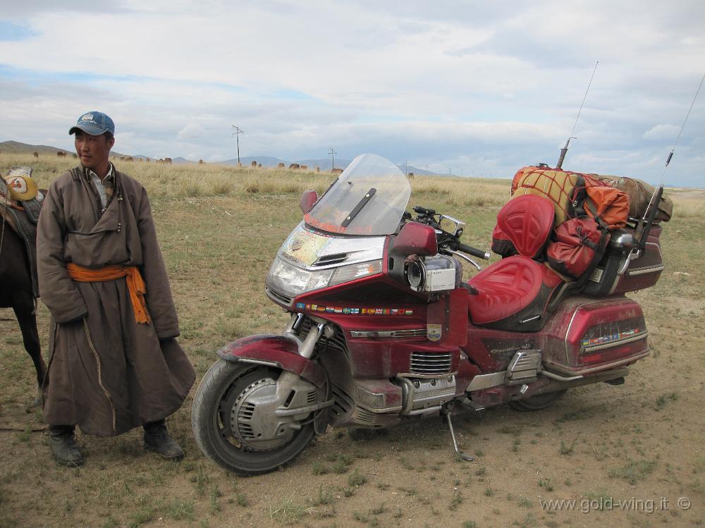 IMG_1967.JPG - Pista a est di Lun (Mongolia): pastori a cavallo