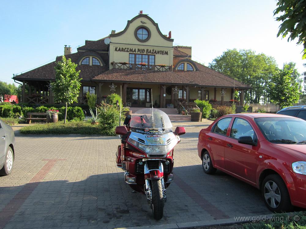 IMG_0117.JPG - La moto davanti all'albergo