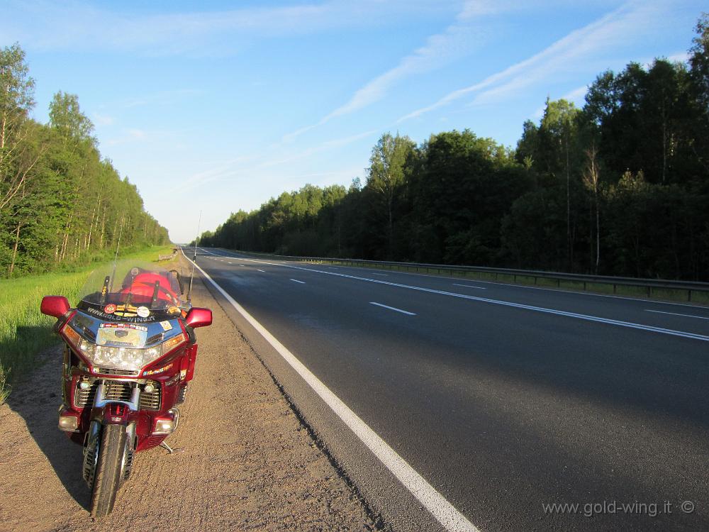 IMG_0241.JPG - La Russia si presenta bene: strada buona e tempo ottima. Ma lo so che non durerà molto.