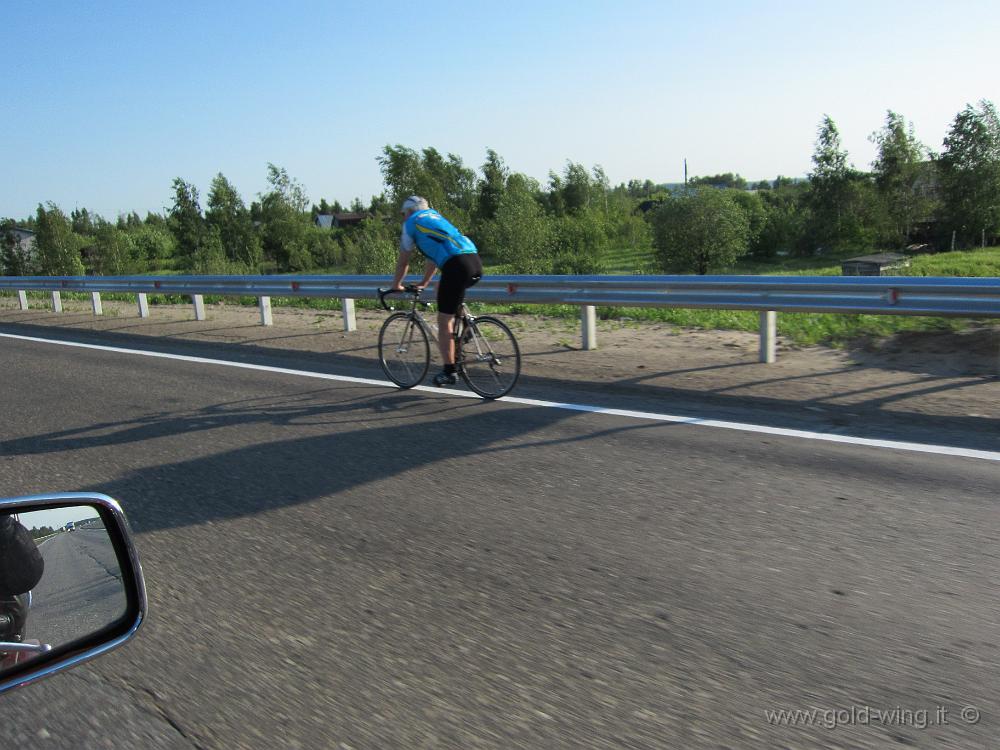 IMG_0319.JPG - A ovest di Nizni Novgorod - Ciclista in autostrada