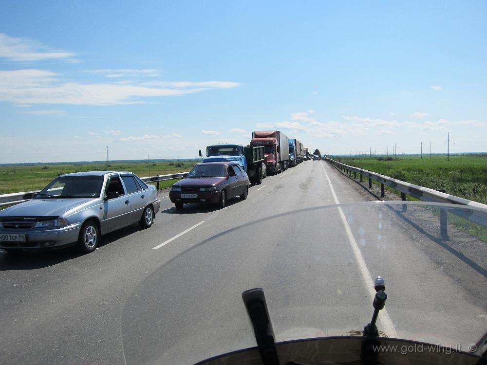 IMG_0540.JPG - I lavori sul ponte provocano una lunga fila, ma come al solito l'ho superata, in moto