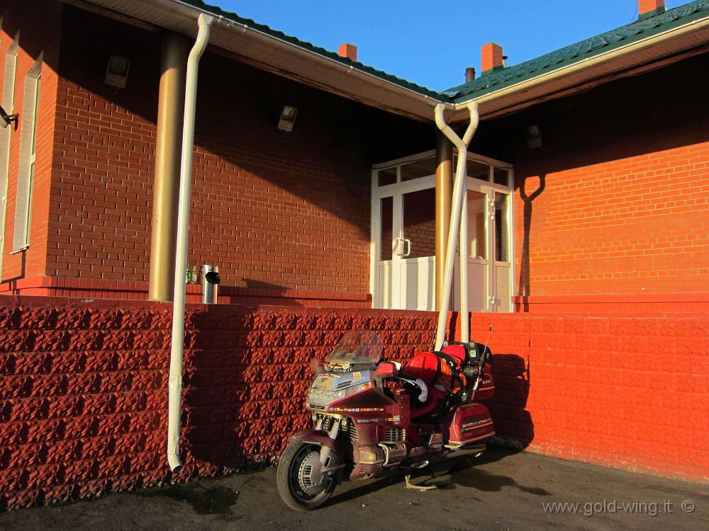 IMG_0592.JPG - Omsk - Il sole basso del mattino illumina la moto davanti all'albergo