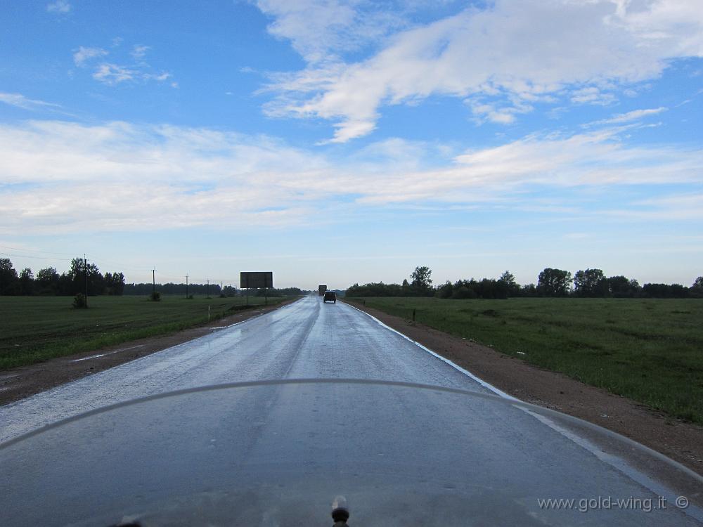 IMG_0647.JPG - La strada per Kemerovo è molto sporca e comincia a piovere