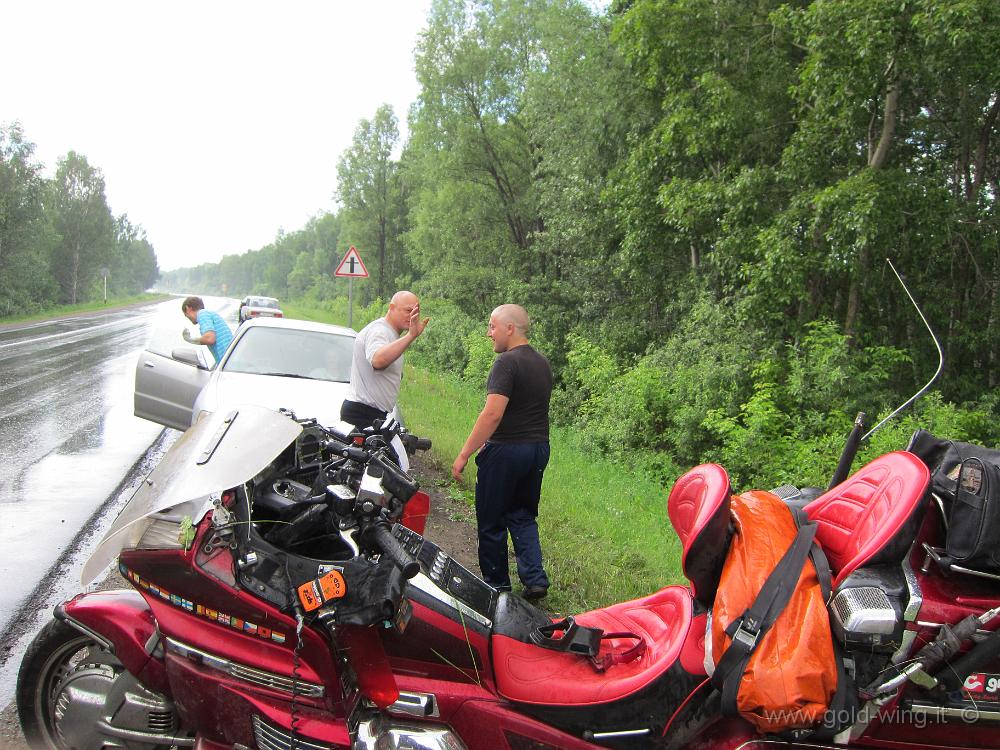 IMG_0651.JPG - Incidente! La moto riportata a bordo strada dal fondo del fosso