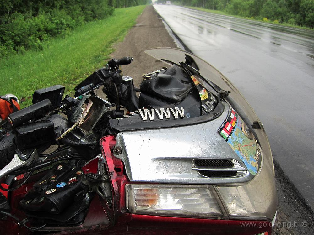 IMG_0657.JPG - Siberia, 70 km a est di Novosibirsk - Incidente: il parabrezza rotto