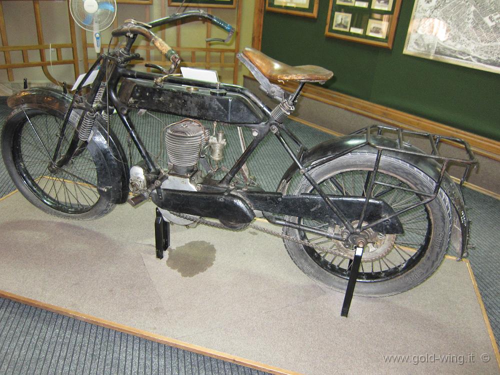 IMG_0688.JPG - Museo di Novosibirsk: una delle prime moto usate in Siberia. Mi sembra che perda olio