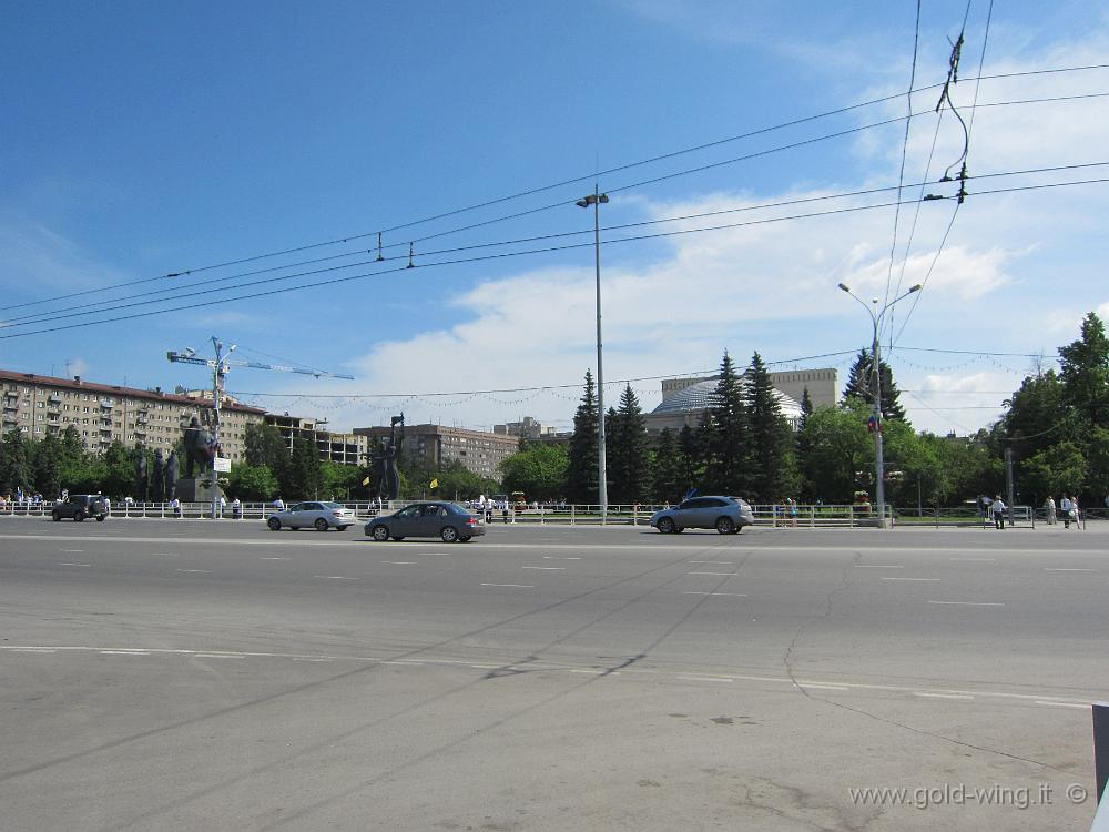 IMG_0690.JPG - Novosibirsk: la grande piazza principale, col teatro