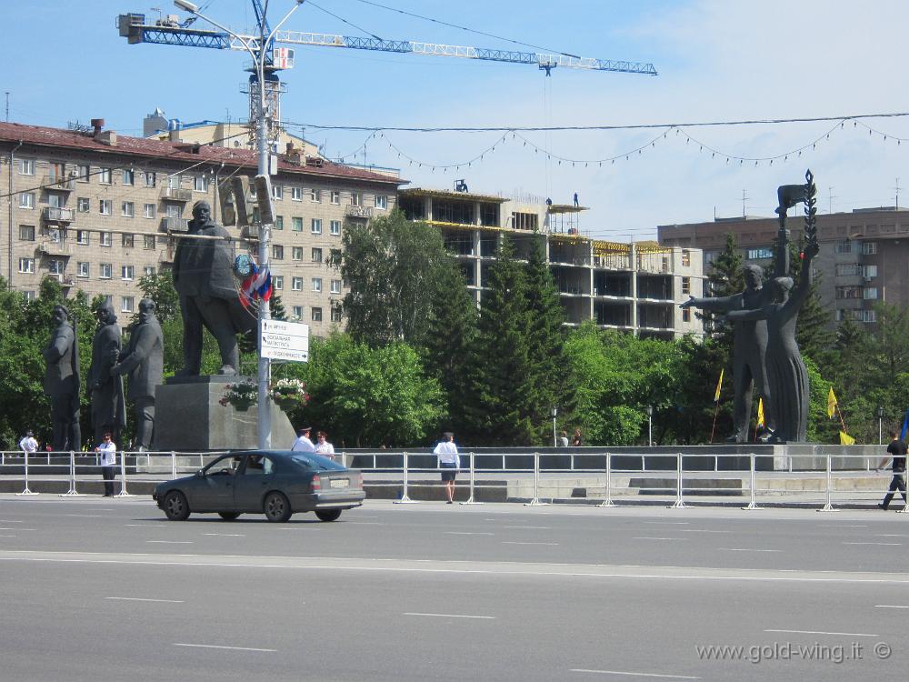 IMG_0691.JPG - Novosibirsk: Lenin guarda impassibile la moderna città