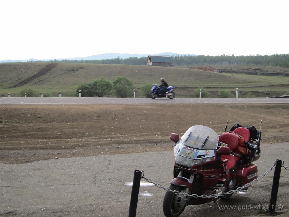 IMG_1220.JPG - A est di Cità - Mentre sono fermo a un caffè, passa il motociclista russo di prima