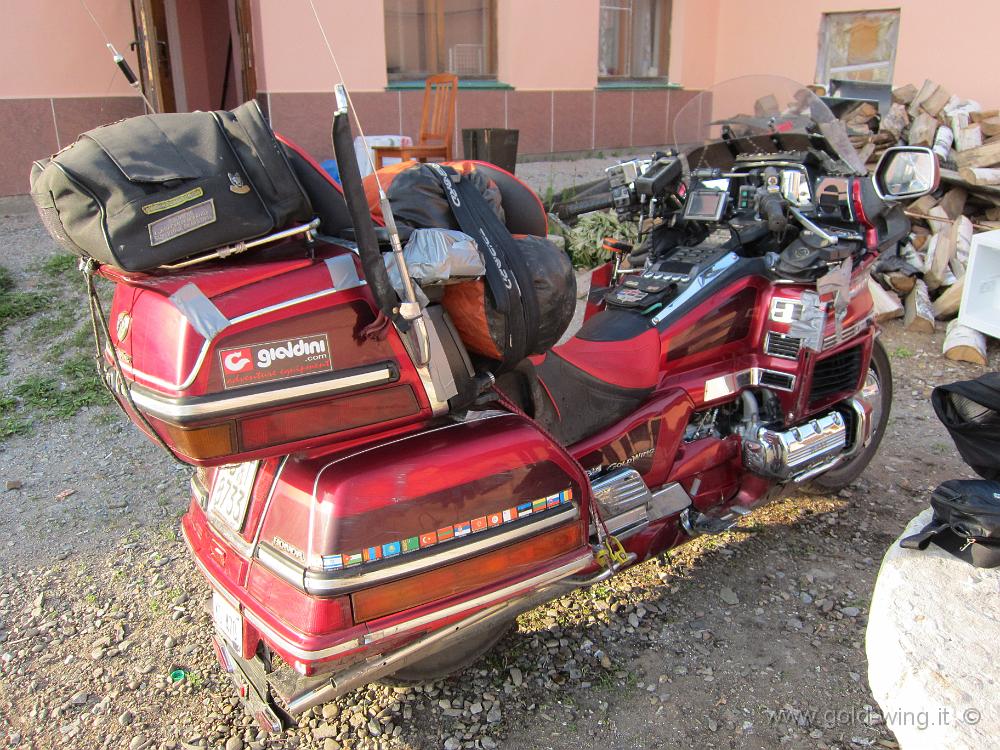 IMG_1544.JPG - A sud di Habarovsk - Cortile dell'albergo: ho lavato la moto! Ma durerà poco