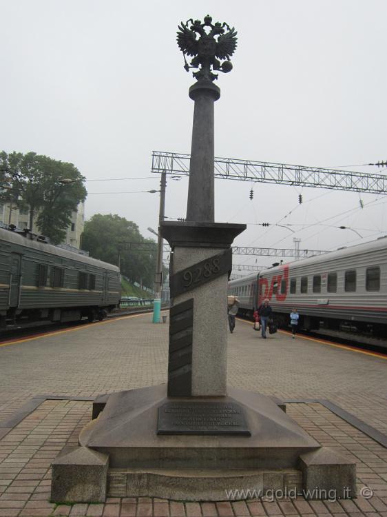 IMG_1700.JPG - Stazione di Vladivostok, capolinea della Transiberiana. La stele che indica la distanza da Mosca: km 9.288. Io ne ho fatti 9.630 (da Mosca)