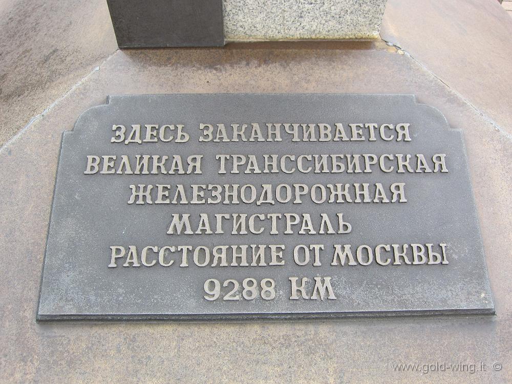 IMG_1701.JPG - Stazione di Vladivostok, capolinea della Transiberiana. La stele che indica la distanza da Mosca: km 9.288. Io ne ho fatti 9.630 (da Mosca)